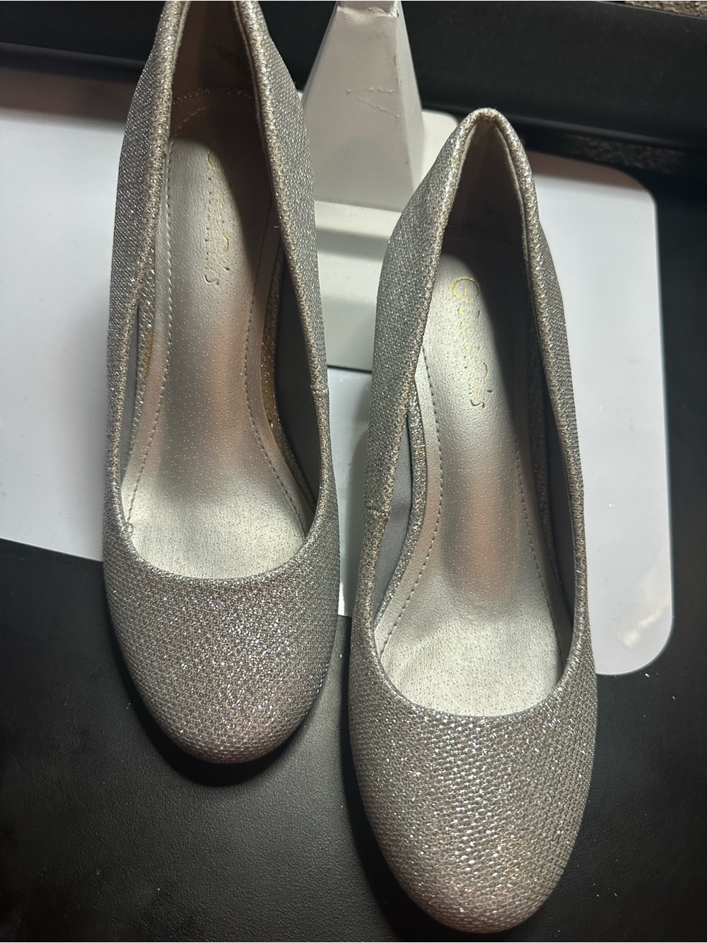 Dream Pairs Silver Glitter Round-Toe Pumps